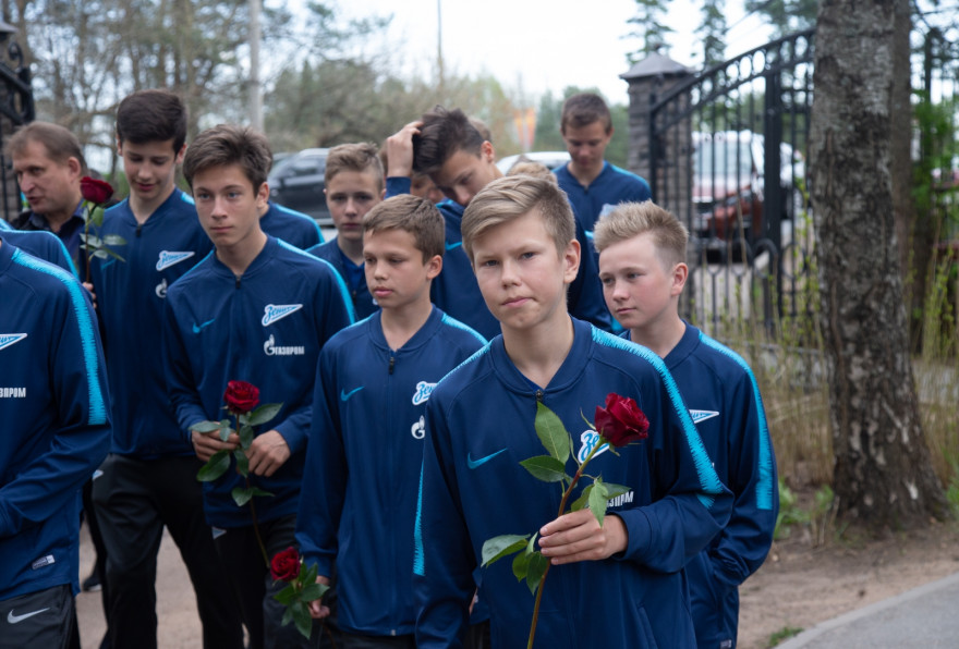 Возложение цветов к мемориалу Ю.А. Морозова на Сестрорецком кладбище