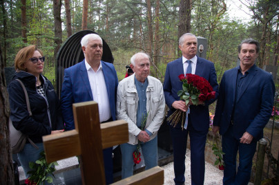 Возложение цветов к мемориалу Ю.А. Морозова на Сестрорецком кладбище