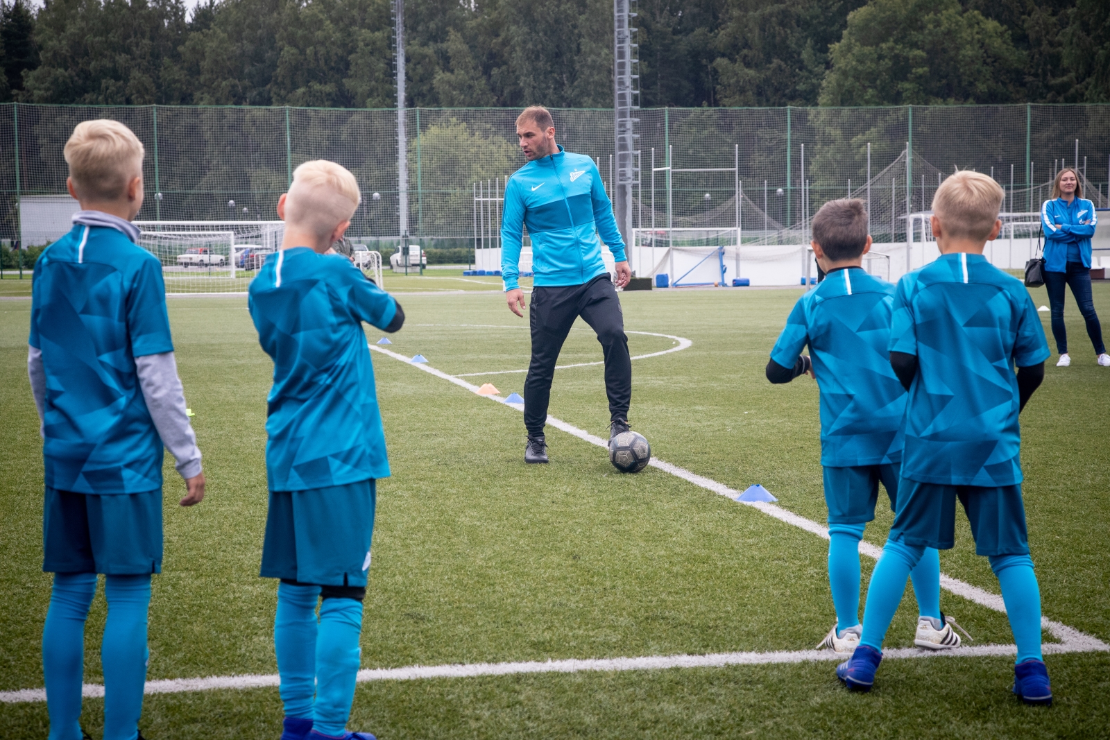 Бранислав Иванович и Владислав Ракицкий провели тренировку для победителей «Большого фестиваля футбола»