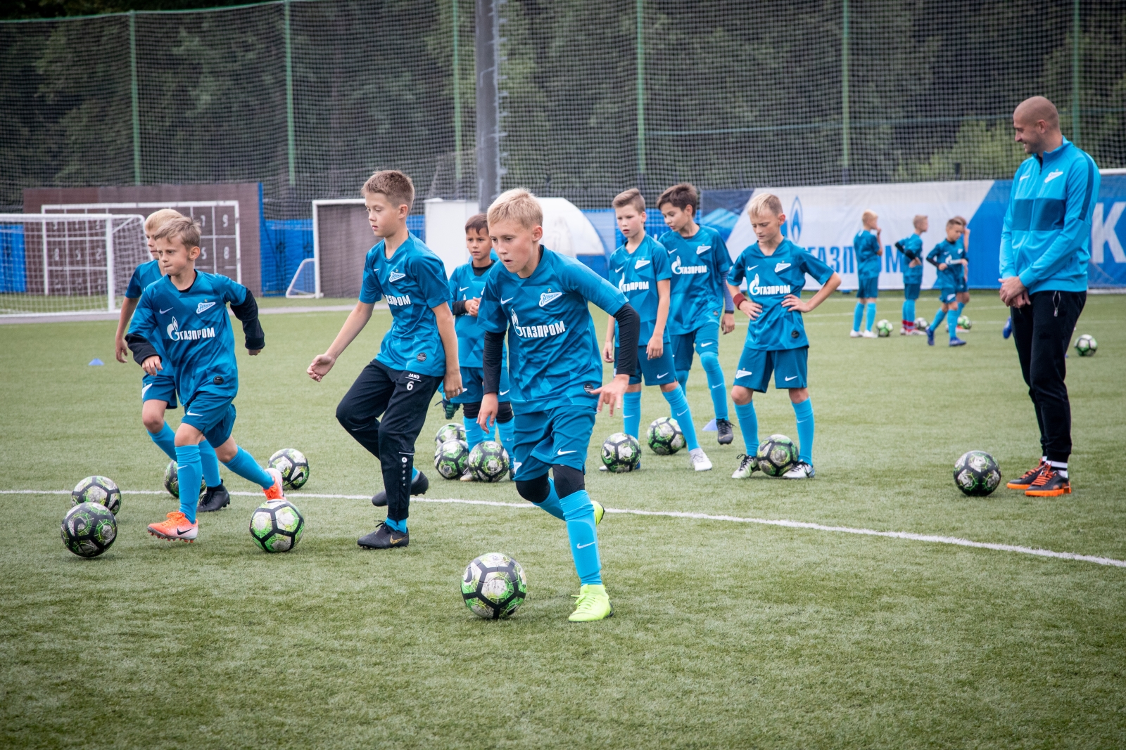 Бранислав Иванович и Владислав Ракицкий провели тренировку для победителей «Большого фестиваля футбола»