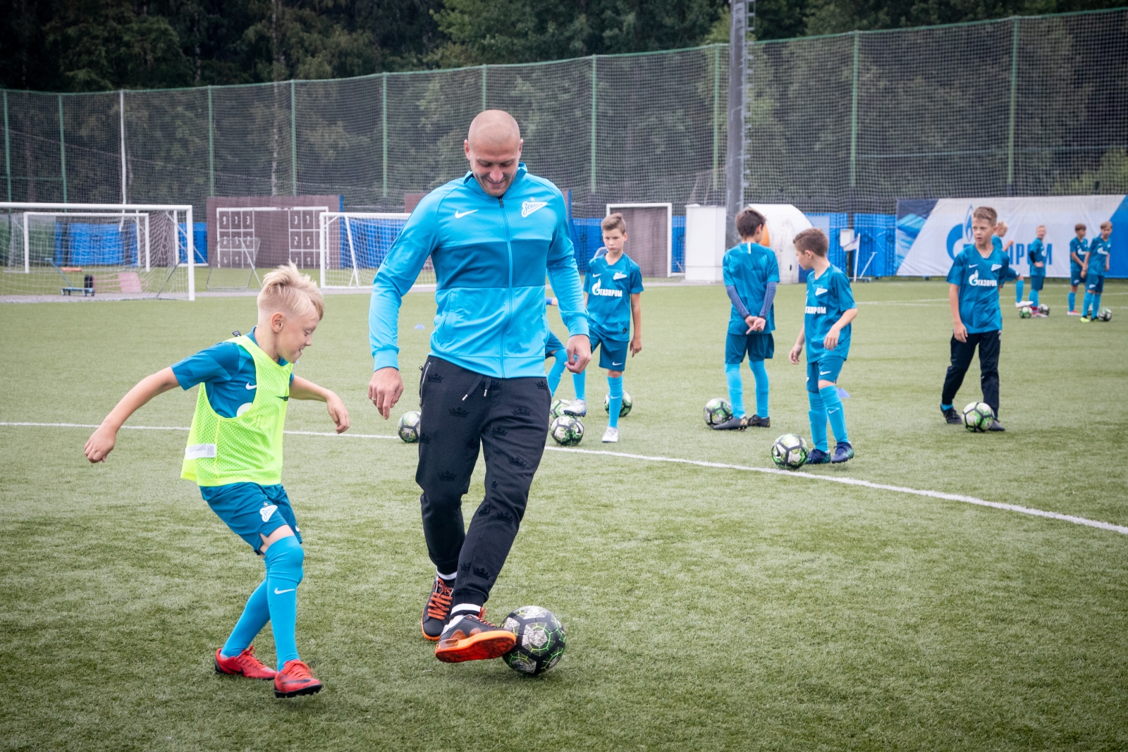 Бранислав Иванович и Владислав Ракицкий провели тренировку для победителей «Большого фестиваля футбола»