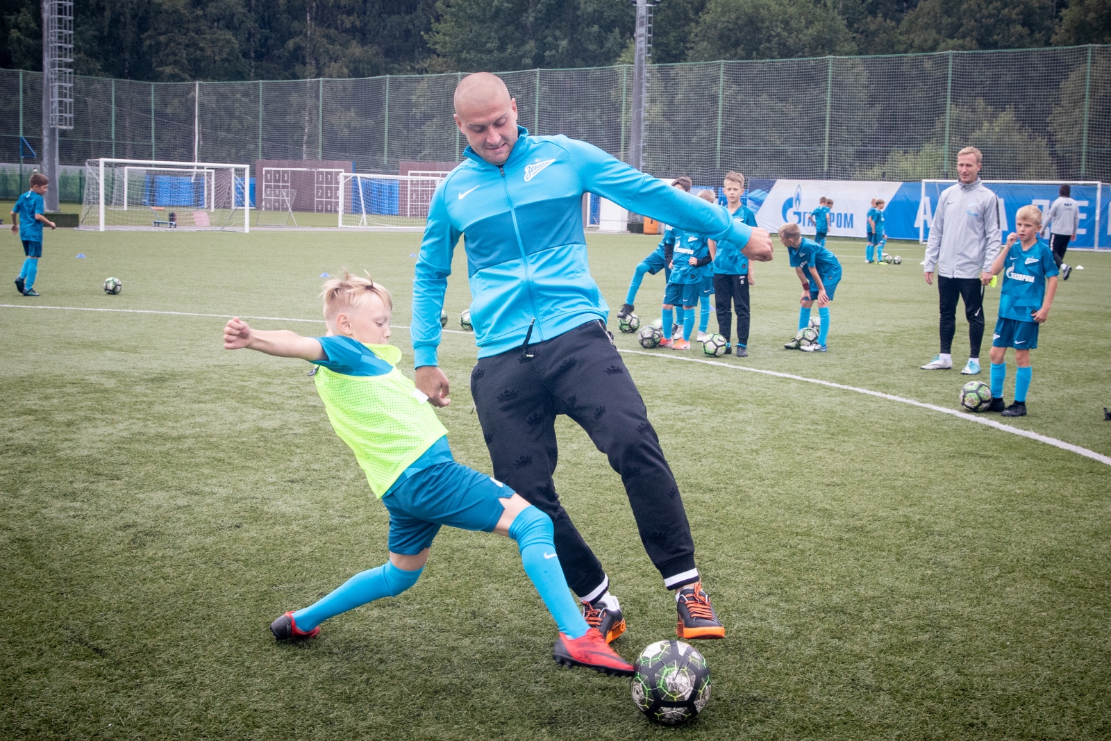 Бранислав Иванович и Владислав Ракицкий провели тренировку для победителей «Большого фестиваля футбола»