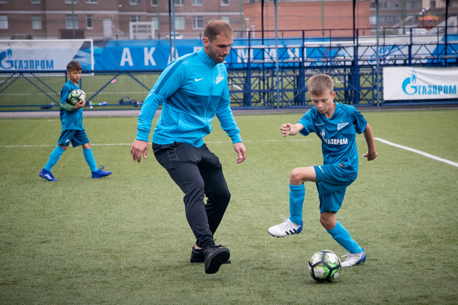 Бранислав Иванович и Владислав Ракицкий провели тренировку для победителей «Большого фестиваля футбола»