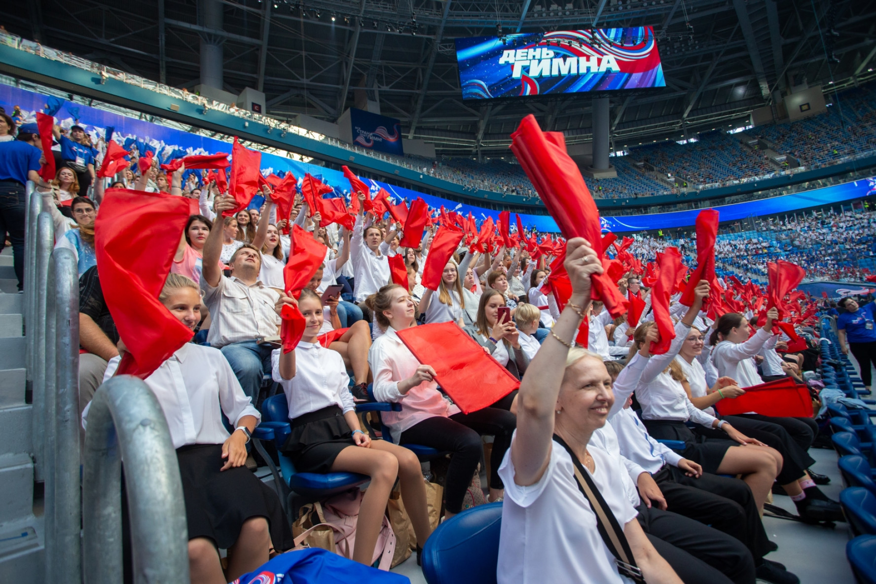 День гимна. День гимна 2019. День России Газпром. Гимн России в Питере на стадионе. Газпром Арена флаг России.