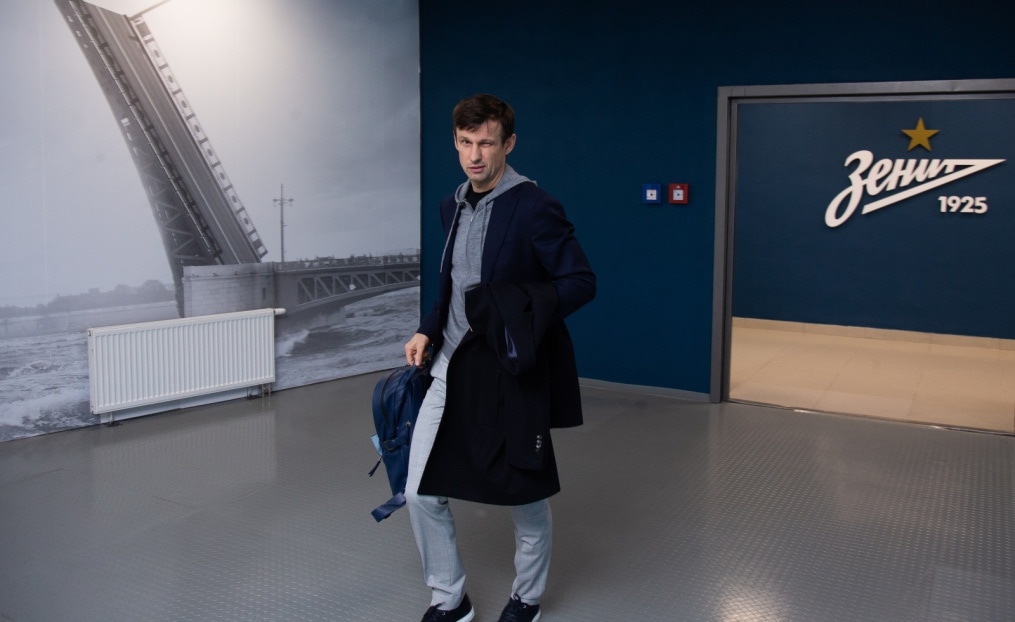 Прибытие футбольного клуба «Зенит» на игру в костюмах Suitsupply