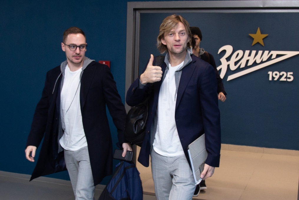 Прибытие футбольного клуба «Зенит» на игру в костюмах Suitsupply