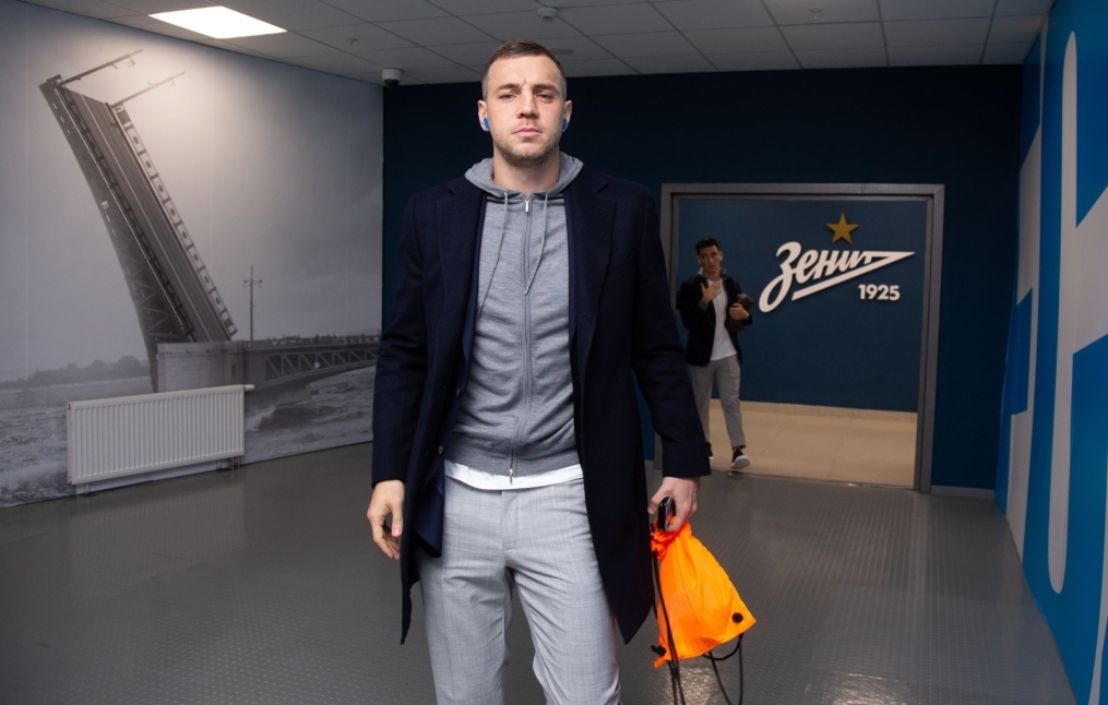 Прибытие футбольного клуба «Зенит» на игру в костюмах Suitsupply