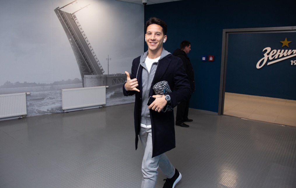 Прибытие футбольного клуба «Зенит» на игру в костюмах Suitsupply