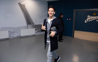 Прибытие футбольного клуба «Зенит» на игру в костюмах Suitsupply