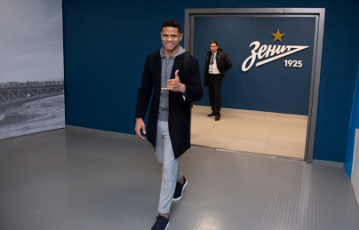 Прибытие футбольного клуба «Зенит» на игру в костюмах Suitsupply