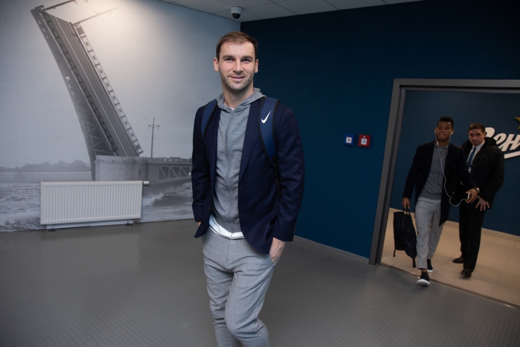 Прибытие футбольного клуба «Зенит» на игру в костюмах Suitsupply