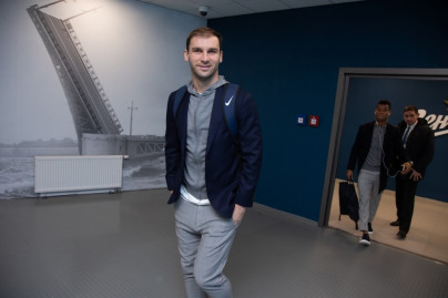 Прибытие футбольного клуба «Зенит» на игру в костюмах Suitsupply