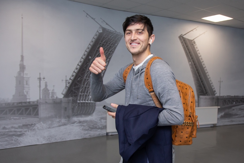 Прибытие футбольного клуба «Зенит» на игру в костюмах Suitsupply