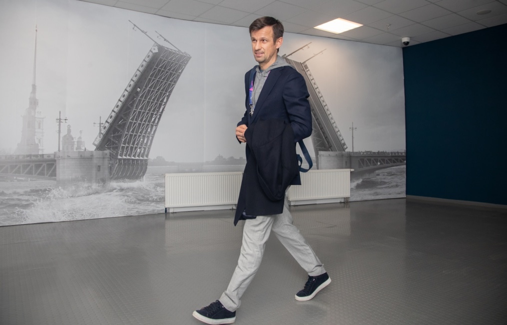 Прибытие футбольного клуба «Зенит» на игру Лига Чемпионов УЕФА 2019/20, «Зенит» — «Лион» в костюмах Suitsupply