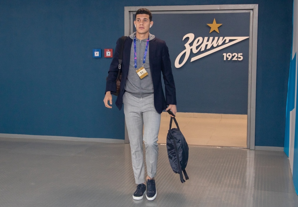 Прибытие футбольного клуба «Зенит» на игру Лига Чемпионов УЕФА 2019/20, «Зенит» — «Лион» в костюмах Suitsupply