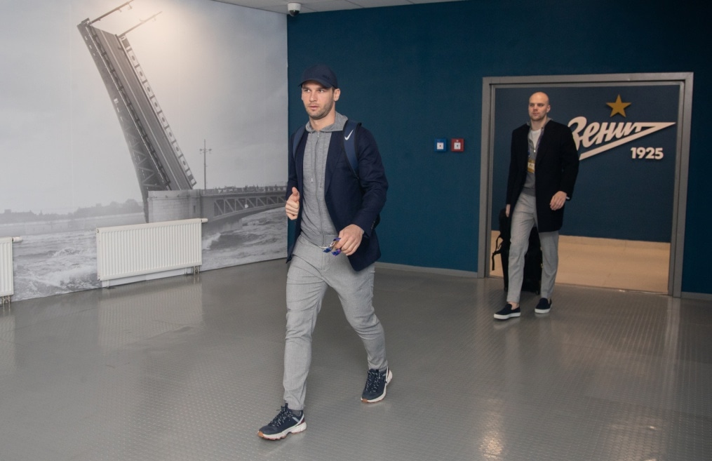 Прибытие футбольного клуба «Зенит» на игру Лига Чемпионов УЕФА 2019/20, «Зенит» — «Лион» в костюмах Suitsupply