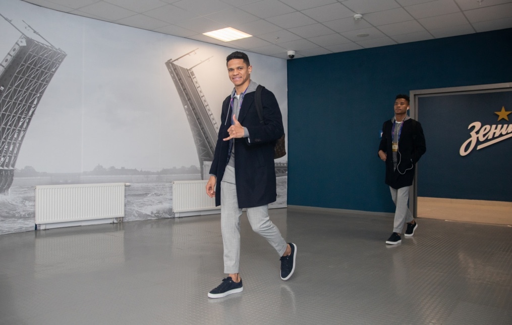 Прибытие футбольного клуба «Зенит» на игру Лига Чемпионов УЕФА 2019/20, «Зенит» — «Лион» в костюмах Suitsupply