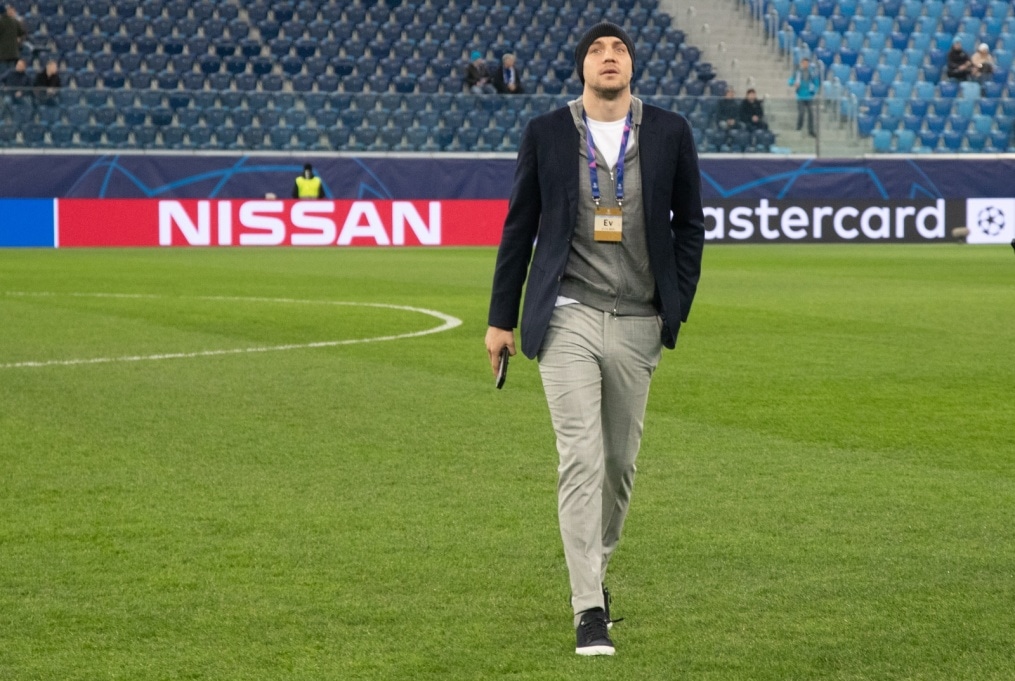 Прибытие футбольного клуба «Зенит» на игру Лига Чемпионов УЕФА 2019/20, «Зенит» — «Лион» в костюмах Suitsupply