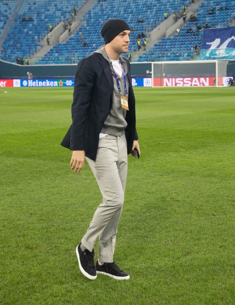 Прибытие футбольного клуба «Зенит» на игру Лига Чемпионов УЕФА 2019/20, «Зенит» — «Лион» в костюмах Suitsupply