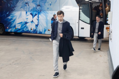 Прибытие футбольного клуба «Зенит» на матч «Зенит» — «Спартак» в костюмах Suitsupply