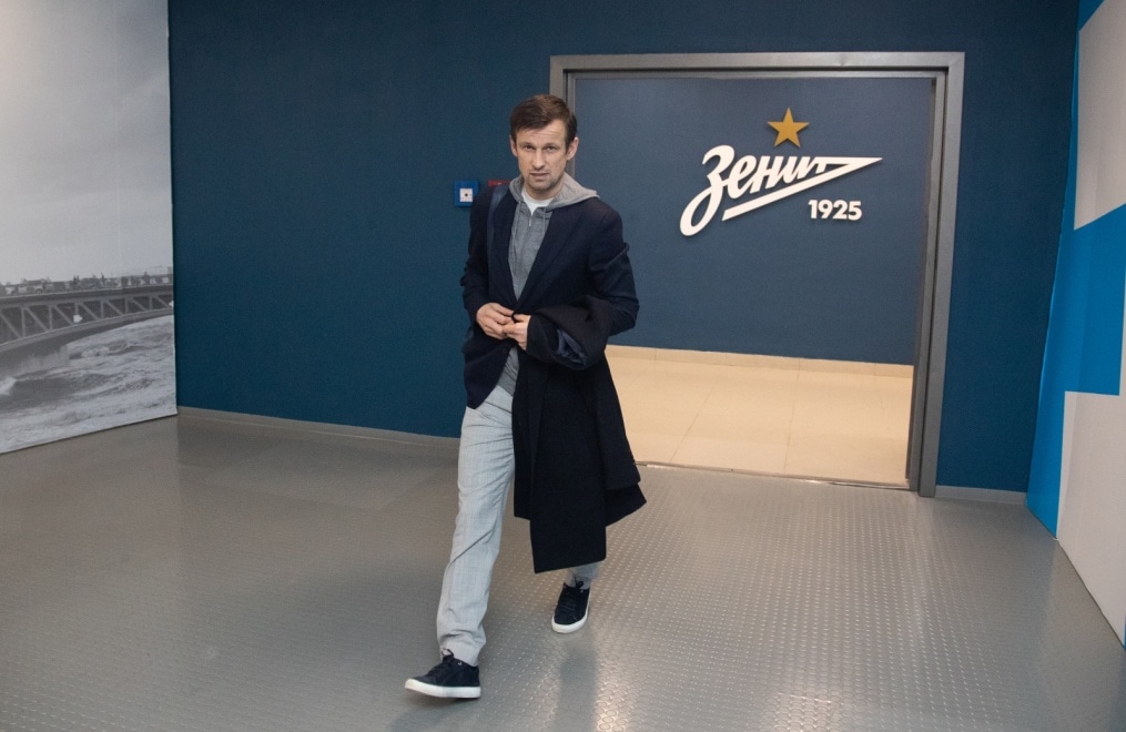 Прибытие футбольного клуба «Зенит» на матч «Зенит» — «Спартак» в костюмах Suitsupply