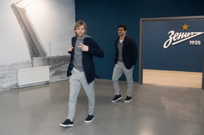 Прибытие футбольного клуба «Зенит» на матч «Зенит» — «Спартак» в костюмах Suitsupply