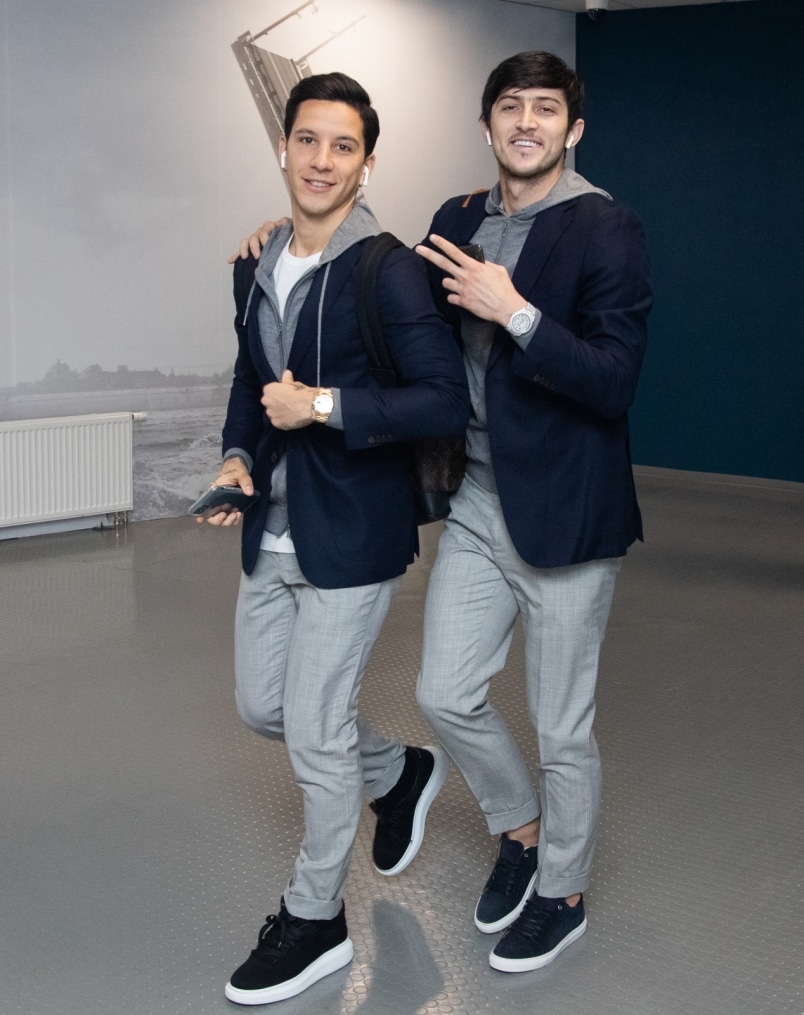 Прибытие футбольного клуба «Зенит» на матч «Зенит» — «Спартак» в костюмах Suitsupply