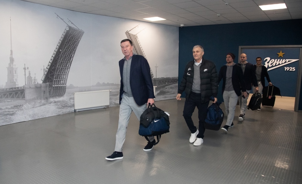 Прибытие футбольного клуба «Зенит» на матч «Зенит» — «Спартак» в костюмах Suitsupply