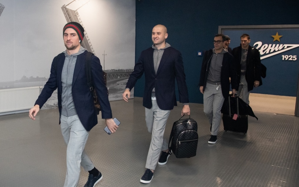 Прибытие футбольного клуба «Зенит» на матч «Зенит» — «Спартак» в костюмах Suitsupply