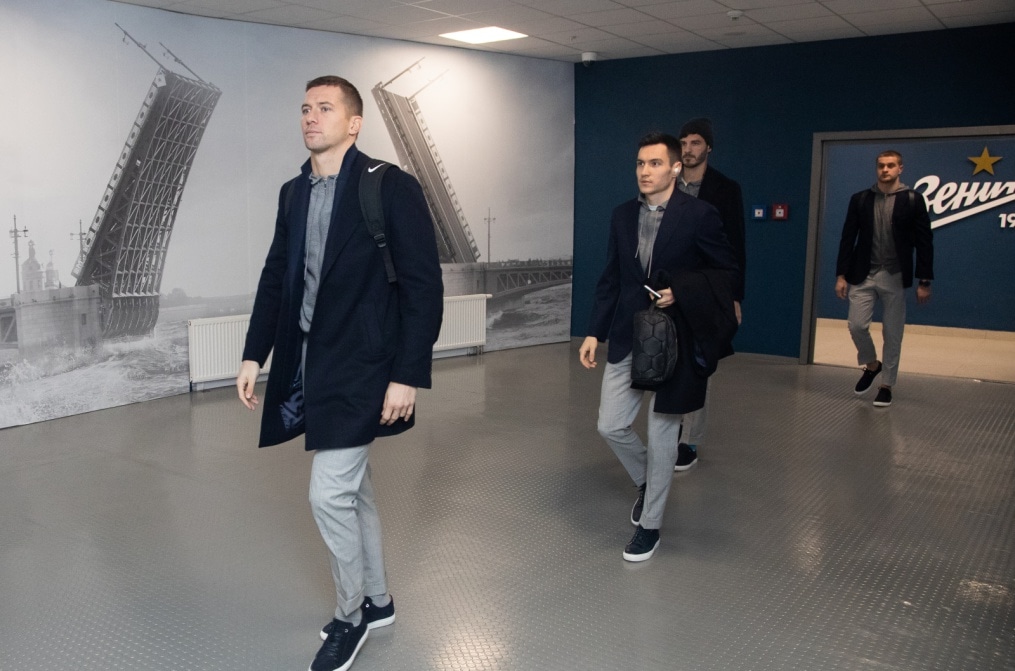 Прибытие футбольного клуба «Зенит» на матч «Зенит» — «Спартак» в костюмах Suitsupply