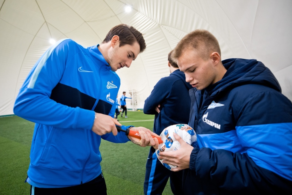 Воспитанники Академии проводят мастер-класс в детском доме в городе Никольское