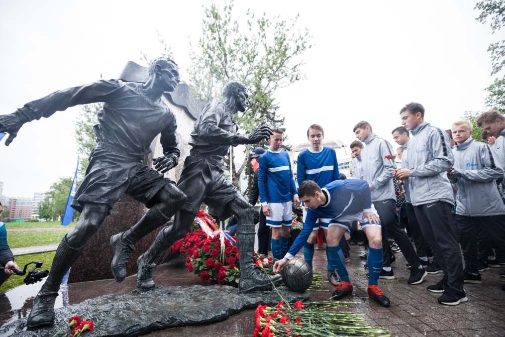 Воспитанники «Газпром»-Академии ФК «Зенит» и ветераны клуба возлагают цветы к памятнику футболистам блокадного Ленинграда