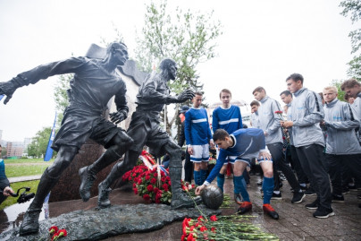 Воспитанники «Газпром»-Академии ФК «Зенит» и ветераны клуба возлагают цветы к памятнику футболистам блокадного Ленинграда