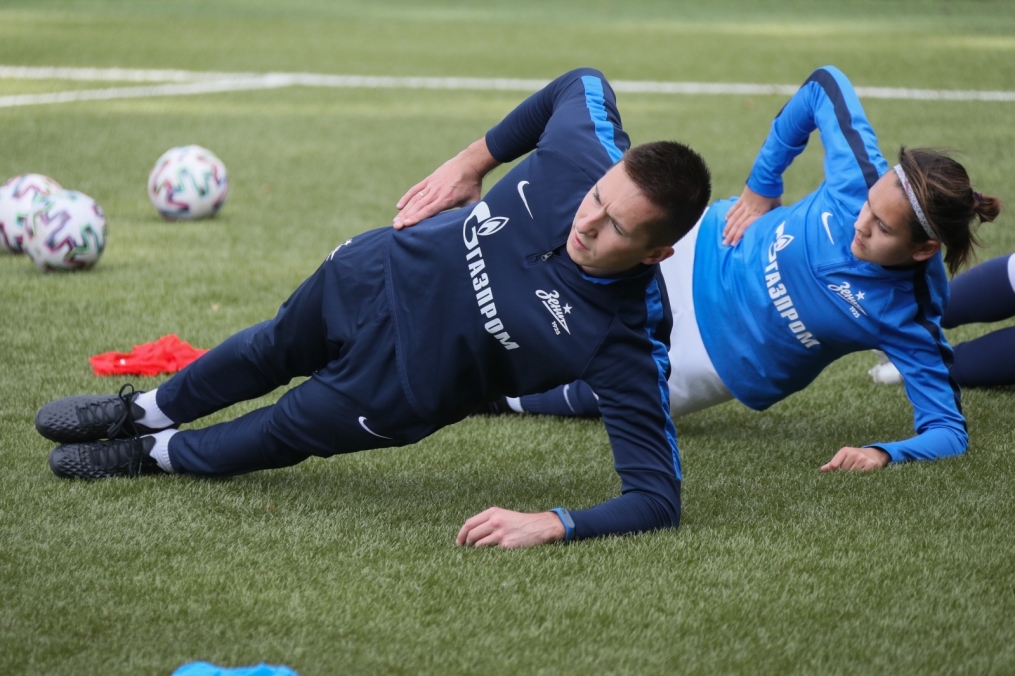 Тренировка женской футбольной команды «Зенит» перед матчем с «Локомотивом»