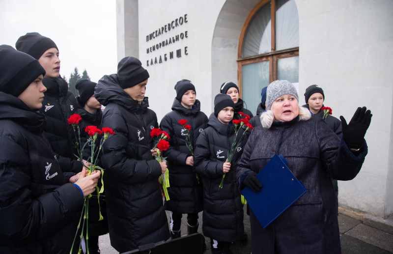Воспитанники «Газпром»-Академии «Зенита» на Пискаревском мемориале