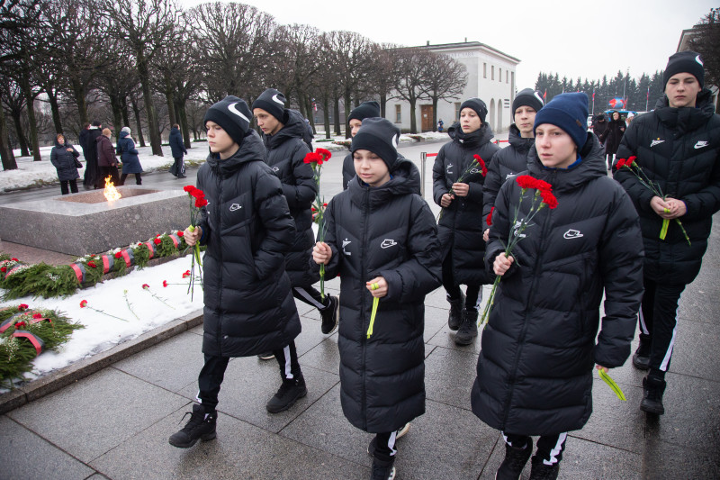 Воспитанники «Газпром»-Академии «Зенита» на Пискаревском мемориале