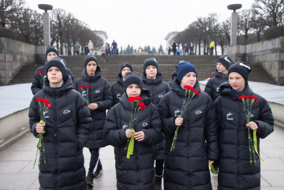 Воспитанники «Газпром»-Академии «Зенита» на Пискаревском мемориале 