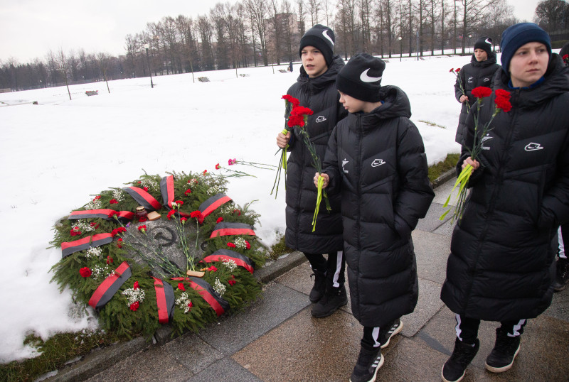 Воспитанники «Газпром»-Академии «Зенита» на Пискаревском мемориале