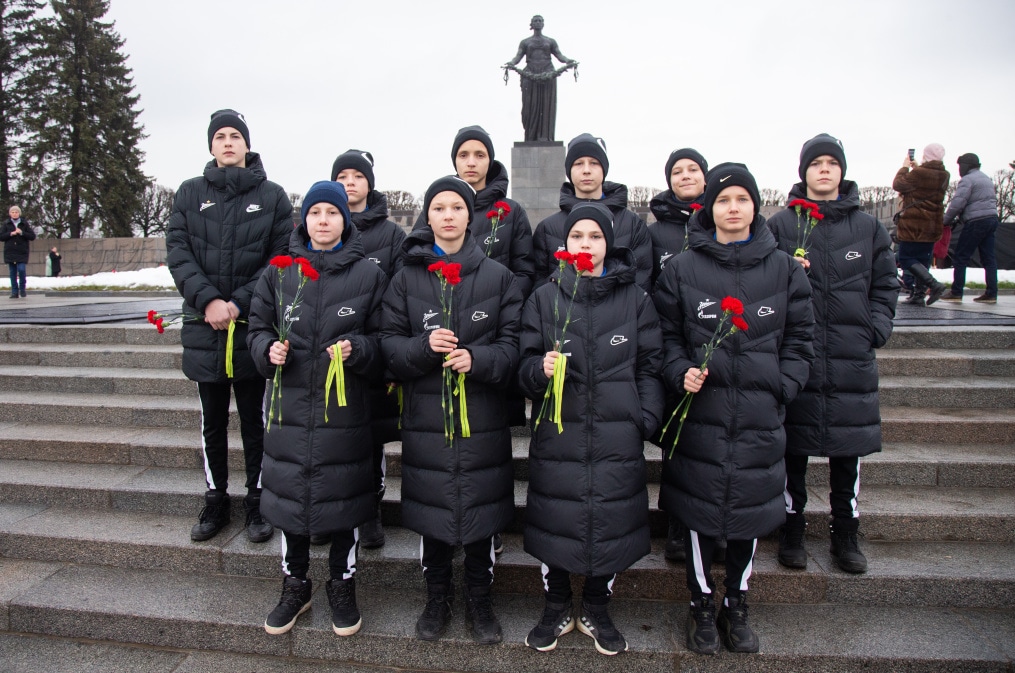 Воспитанники «Газпром»-Академии «Зенита» на Пискаревском мемориале