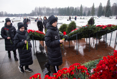 Воспитанники «Газпром»-Академии «Зенита» на Пискаревском мемориале