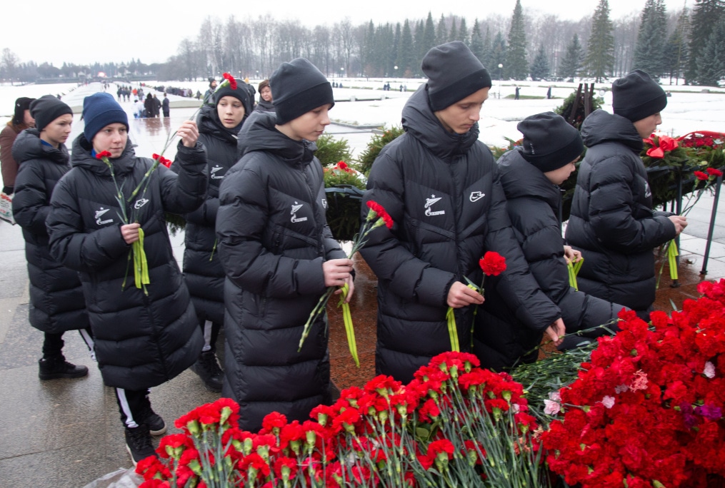 Воспитанники «Газпром»-Академии «Зенита» на Пискаревском мемориале