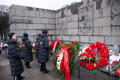 Воспитанники «Газпром»-Академии «Зенита» на Пискаревском мемориале