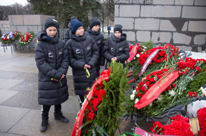 Воспитанники «Газпром»-Академии «Зенита» на Пискаревском мемориале
