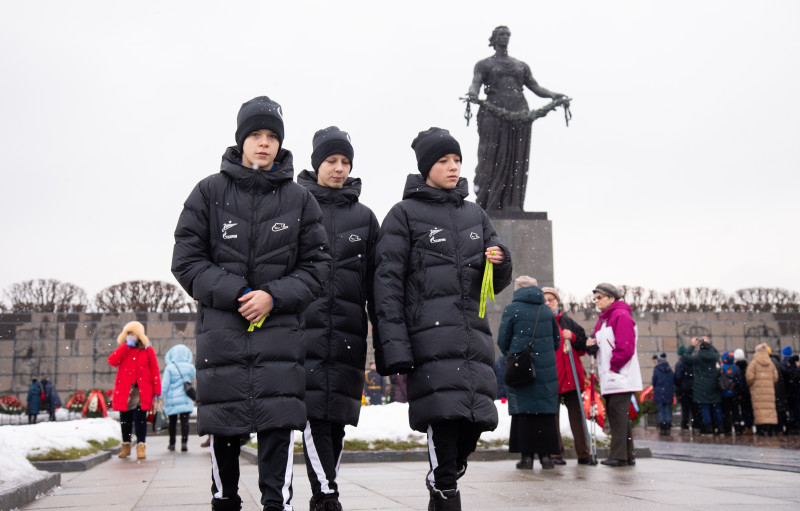 Воспитанники «Газпром»-Академии «Зенита» на Пискаревском мемориале