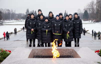 Воспитанники «Газпром»-Академии «Зенита» на Пискаревском мемориале