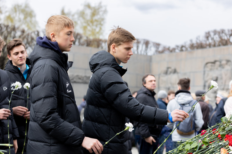 Воспитанники «Газпром»-Академии возложили цветы на Пискаревском мемориале