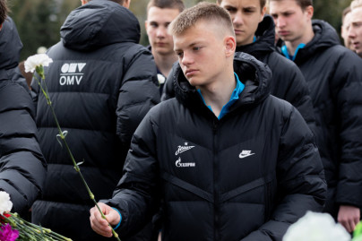 Воспитанники «Газпром»-Академии возложили цветы на Пискаревском мемориале