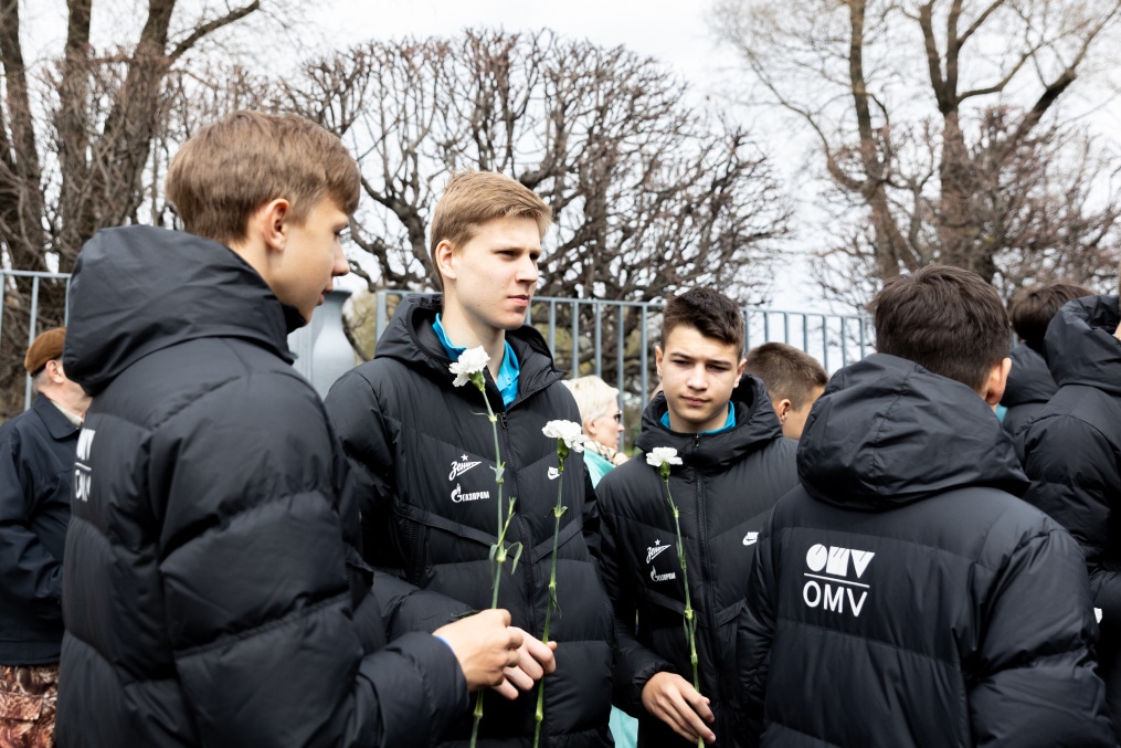 Воспитанники «Газпром»-Академии возложили цветы на Пискаревском мемориале