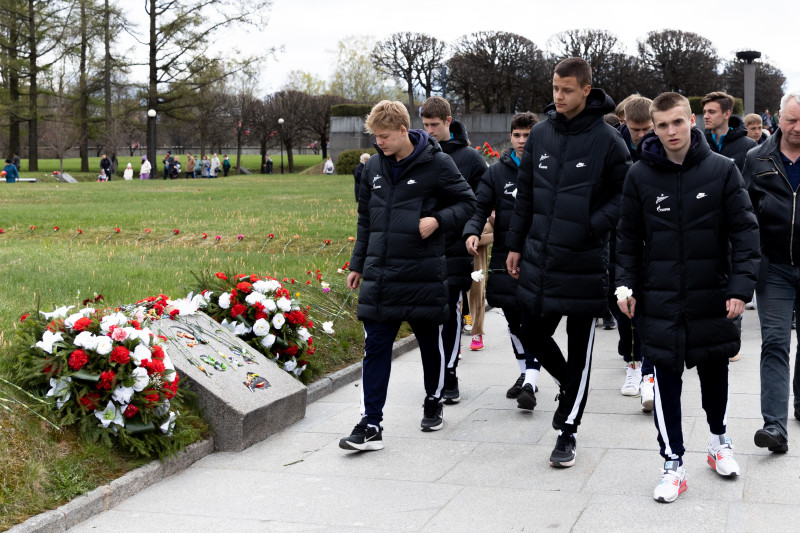 Воспитанники «Газпром»-Академии возложили цветы на Пискаревском мемориале