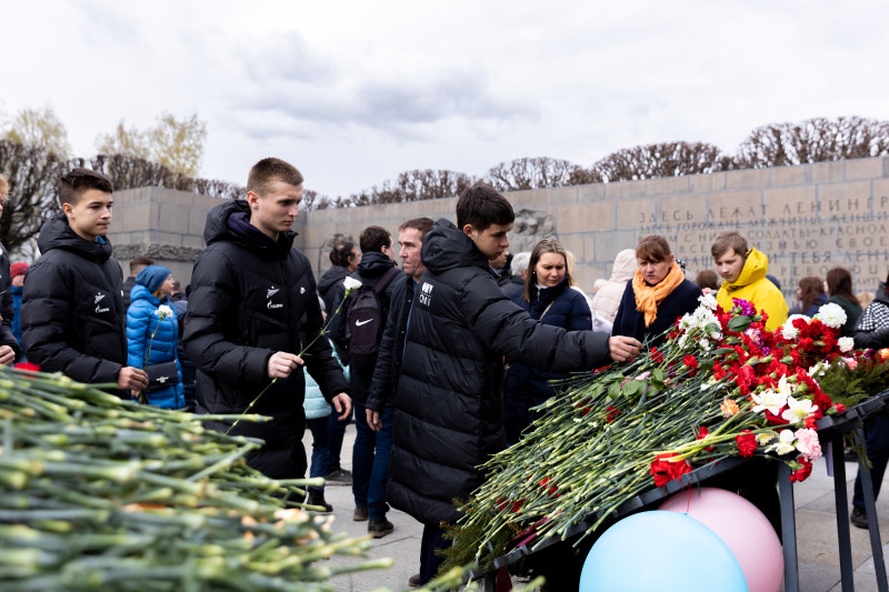 Воспитанники «Газпром»-Академии возложили цветы на Пискаревском мемориале
